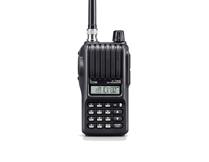 El Icom IC-V80E es una radio portátil del espectro de frecuencias de VHF. Con clasificación IP-54, ha sido conformada para tener alta resistencia a las condiciones climatológicas no ideales, lo que lo denotan como un equipo ideal para la batalla diaria. 