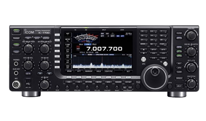 El ICOM IC-7700 podría categorizarse como uno de los mejores receptores. Dispone de un transmisor limpio que sale con 200W el cual utiliza tecnología de transistores de 48V para obtener una linealidad casi perfecta. Equipa un nuevo filtro de banda con nuevo diseño, conformado por grandes componentes y relés en lugar de diodos de patilla, dando un resultado sobresaliente aliviando las distorsiones intermodales. Se amolda perfectamente al trabajar conjuntamente con el nuevo preselector 